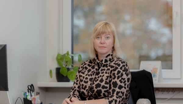 Jaanuari lõpus Antsla abivallavanemana tööd alustanud abivallavanem Ene Kerge tõdeb, et esimesed sada päeva on eelkõige kuulamise, õppimise ja koostöö loomise aeg. Tema sihiks on anda sellele perioodile järgnevatele aastatele kindel ja läbimõeldud suund, mis toetab Antsla valla jätkusuutlikku arengut ning elanike heaolu. Olles tutvunud ka kinnitatud koalitsioonilepinguga, tunneb Kerge, et väärtuste baas on sarnane ning sellelt pinnalt on hea edasi liikuda. Foto: AIGAR NAGEL